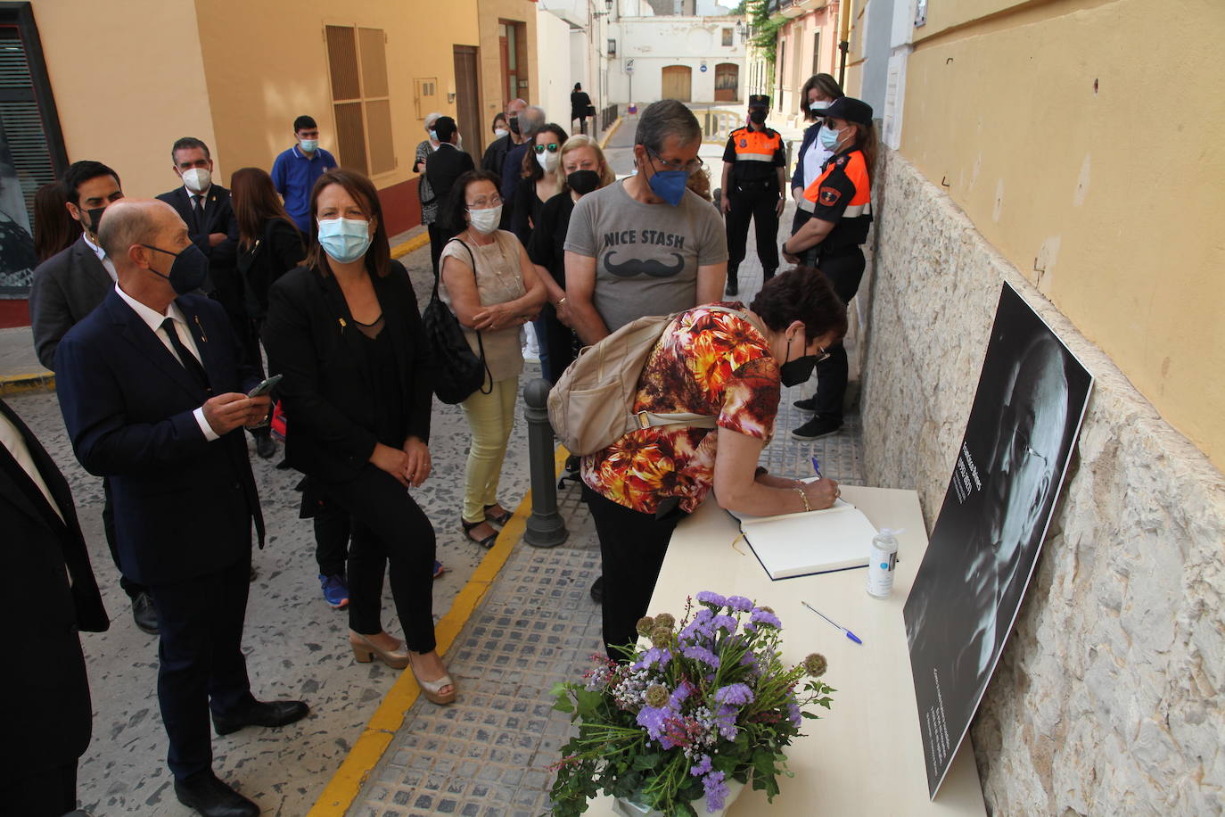 La capilla ardiente del poeta Francisco Brines, fallecido este jueves a los 89 años, se ha instalado en el Ayuntamiento de su localidad natal, Oliva. Las puertas del Salón de Plenos del Ayuntamiento se han abierto sobre las nueve de la mañana y se cerrarán poco antes de las seis, para que autoridades y vecinos puedan dar el último adiós al autor, recientemente galardonado con el Premio Cervantes. 