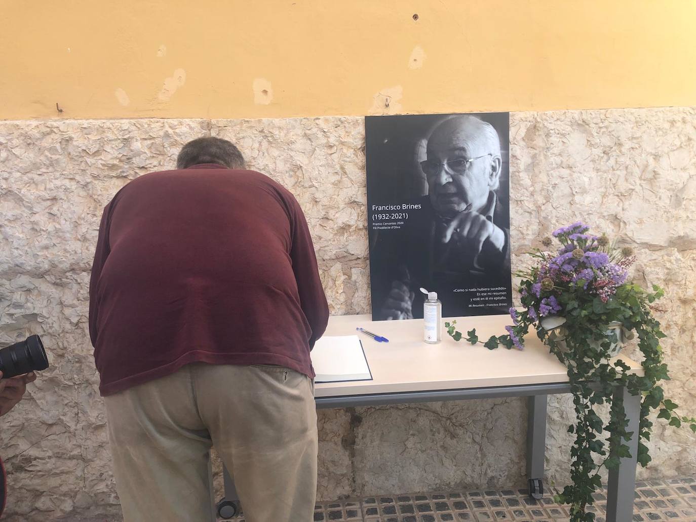 La capilla ardiente del poeta Francisco Brines, fallecido este jueves a los 89 años, se ha instalado en el Ayuntamiento de su localidad natal, Oliva. Las puertas del Salón de Plenos del Ayuntamiento se han abierto sobre las nueve de la mañana y se cerrarán poco antes de las seis, para que autoridades y vecinos puedan dar el último adiós al autor, recientemente galardonado con el Premio Cervantes. 