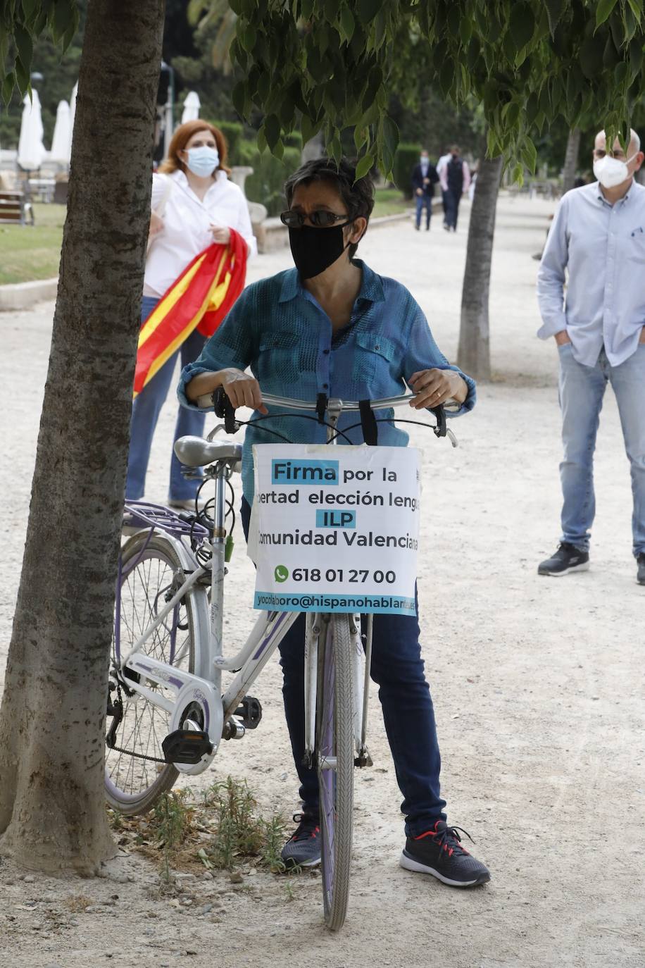 Hablamos Español ha convocado una caravana motorizado contra las políticas lingüísticas del Consell, que ha comenzado este sábado pasadas las 11 horas en el paseo de la Alameda de Valencia. La maniestación critica el avance del modelo plurilingüe de las escuelas y el requisito sobre conocimiento del valenciano que se exigirá para acceder a la Función Pública.