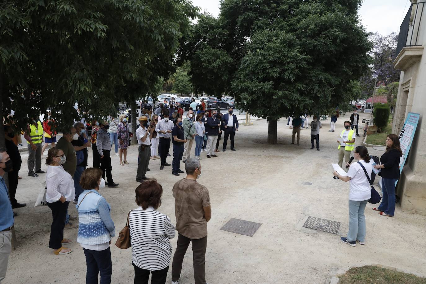 Hablamos Español ha convocado una caravana motorizado contra las políticas lingüísticas del Consell, que ha comenzado este sábado pasadas las 11 horas en el paseo de la Alameda de Valencia. La maniestación critica el avance del modelo plurilingüe de las escuelas y el requisito sobre conocimiento del valenciano que se exigirá para acceder a la Función Pública.