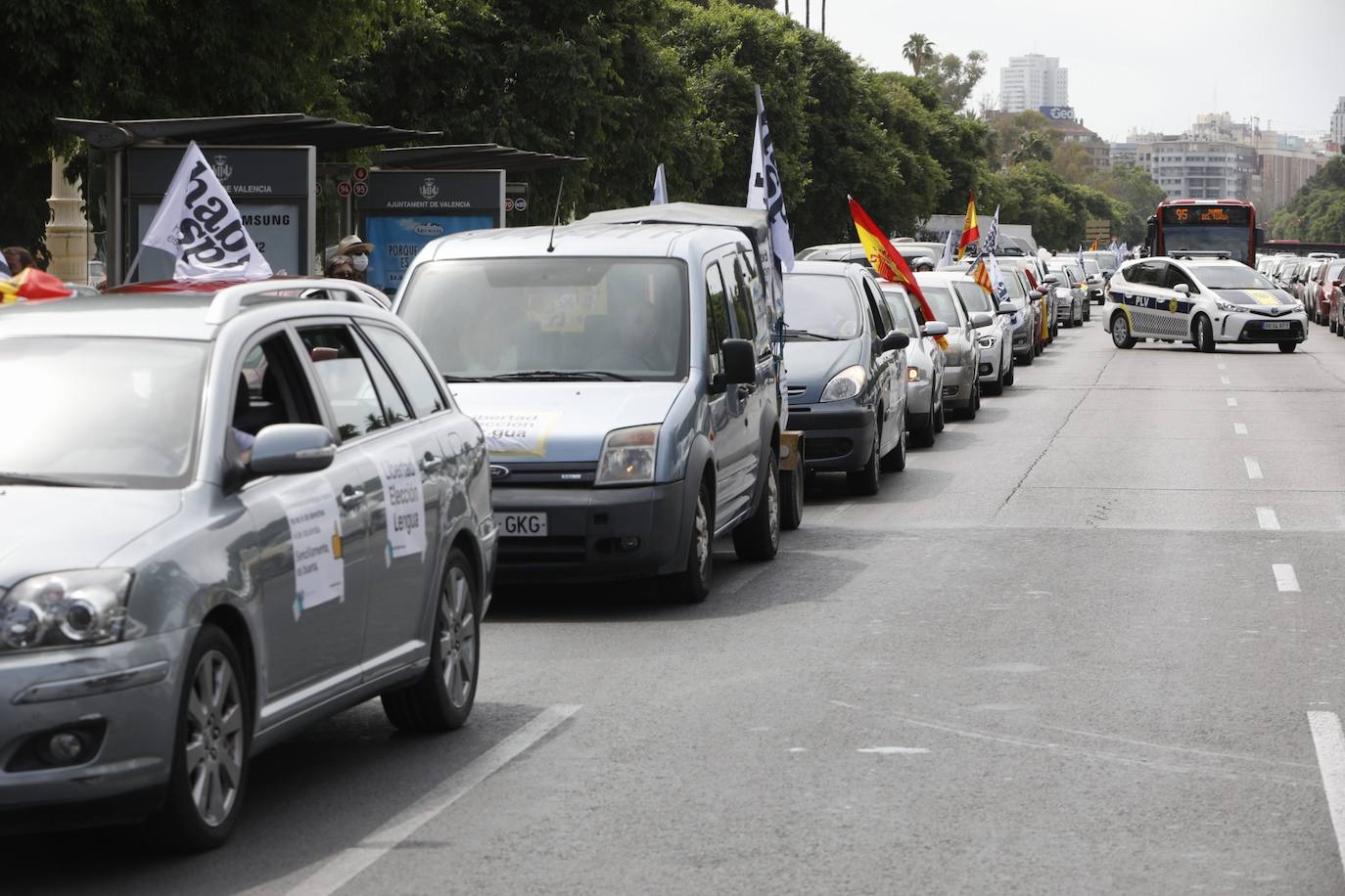 Hablamos Español ha convocado una caravana motorizado contra las políticas lingüísticas del Consell, que ha comenzado este sábado pasadas las 11 horas en el paseo de la Alameda de Valencia. La maniestación critica el avance del modelo plurilingüe de las escuelas y el requisito sobre conocimiento del valenciano que se exigirá para acceder a la Función Pública.