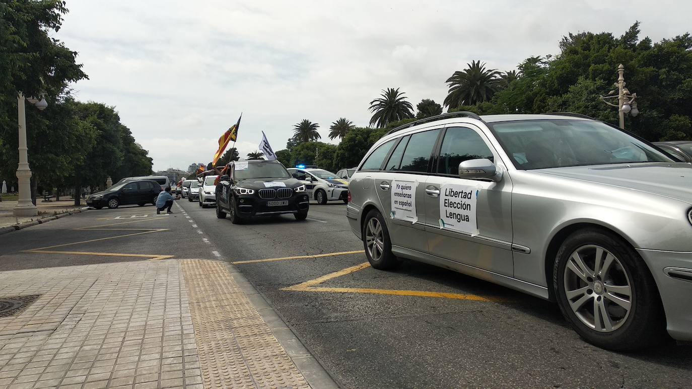 Hablamos Español ha convocado una caravana motorizado contra las políticas lingüísticas del Consell, que ha comenzado este sábado pasadas las 11 horas en el paseo de la Alameda de Valencia. La maniestación critica el avance del modelo plurilingüe de las escuelas y el requisito sobre conocimiento del valenciano que se exigirá para acceder a la Función Pública.