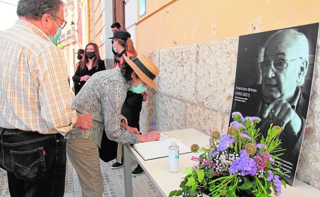 Muchos de los asistentes firmaron en el libro situado en el exterior del Consistorio. 