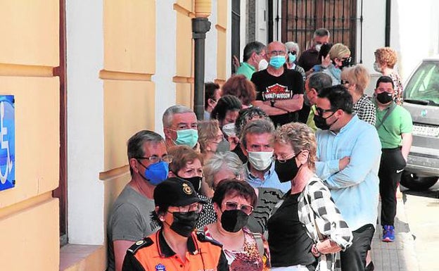 Los paisanos de Brines, haciendo cola para entrar a la capilla ardiente en el Ayuntamiento. 