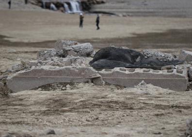 Imagen secundaria 1 - Escalones y escombros, descubiertos tras drenar el lago | Sistema de drenaje.