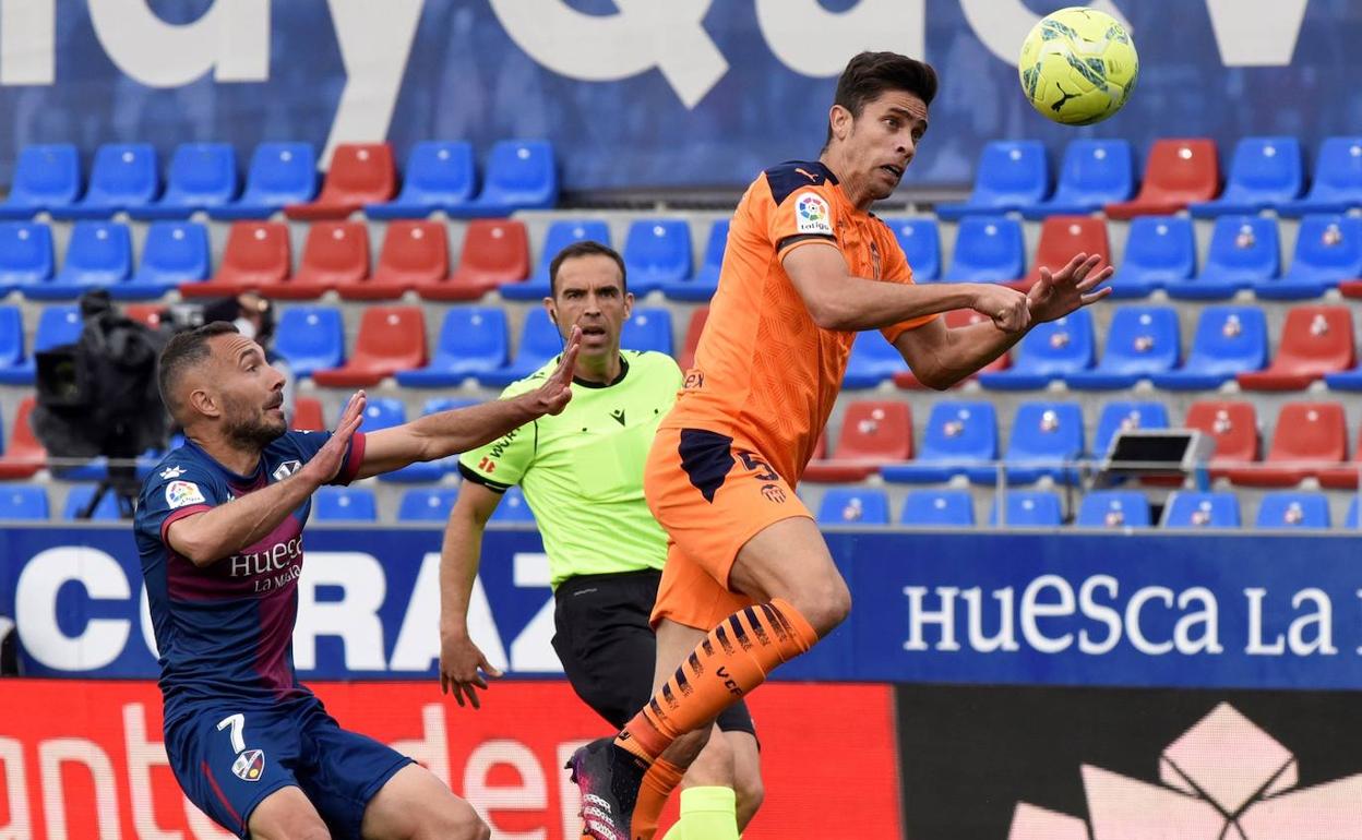 Gabriel Paulista se impone en un balón aéreo ante David Ferreiro