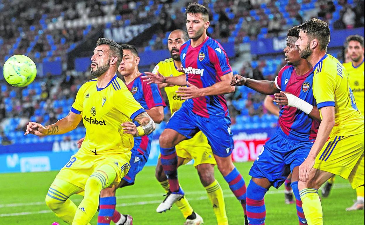 Malsa, Róber y Duarte tratan de frenar a Negredo durante el partido entre el Levante y el Cádiz.