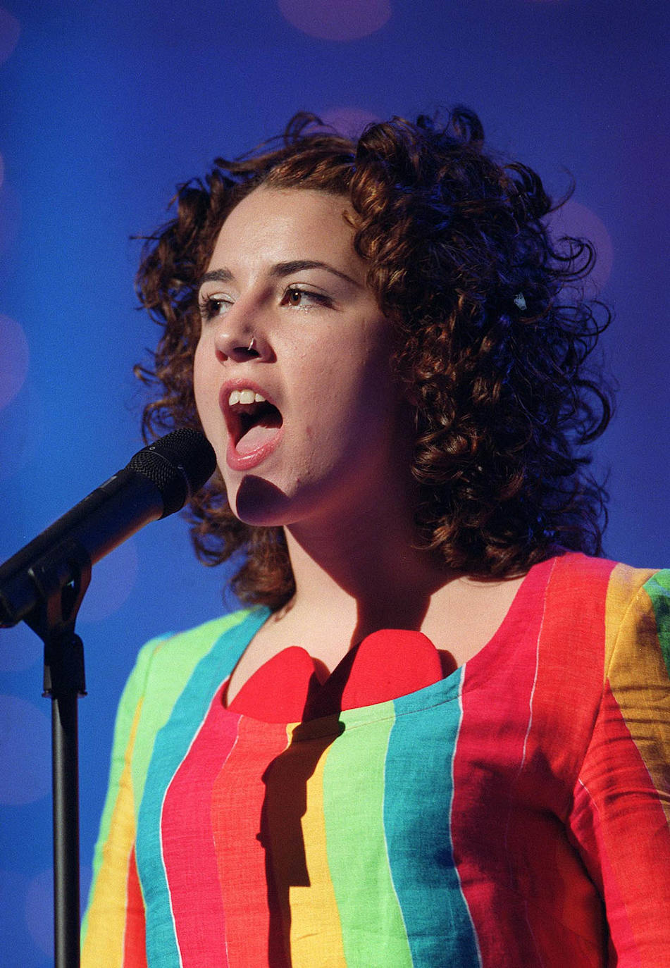 LYDIA (1999, Israel) | Inconfundible el vestido que llevó la cantante Lydia para representar a España en Eurovisión en 1999. Llevaba el sello de Agatha Ruiz de la Prada y fue muy criticado. 