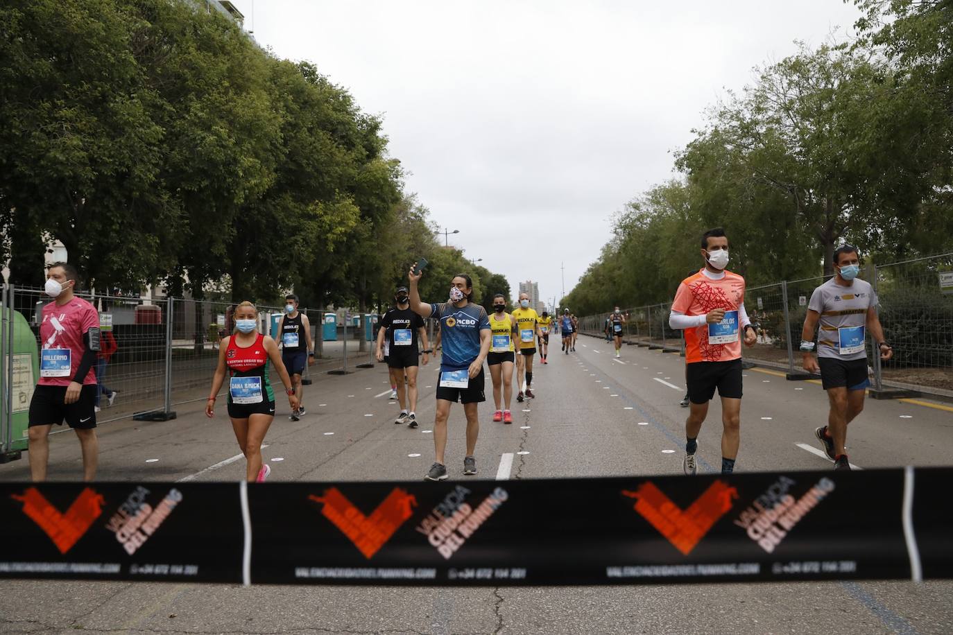 El atletismo popular retoma el pulso en Valencia con la segunda carrera celebrada en la ciudad. Los corredores se han lanzado a la calle con ganas e ilusión después de más de un año sin poder participar en este tipo de competiciones. 