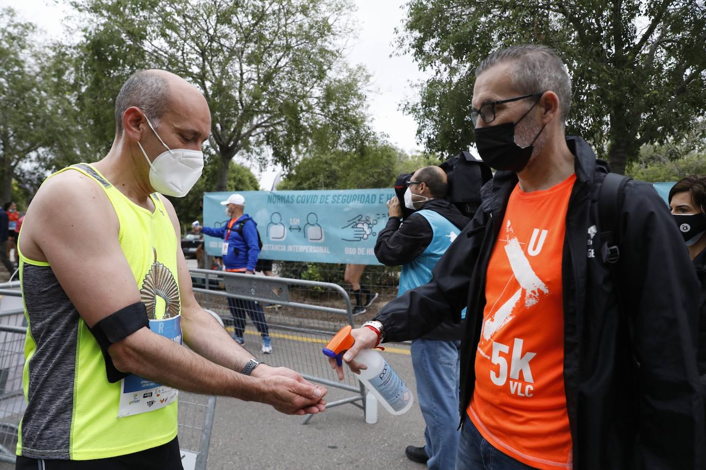 El atletismo popular retoma el pulso en Valencia con la segunda carrera celebrada en la ciudad. Los corredores se han lanzado a la calle con ganas e ilusión después de más de un año sin poder participar en este tipo de competiciones. 