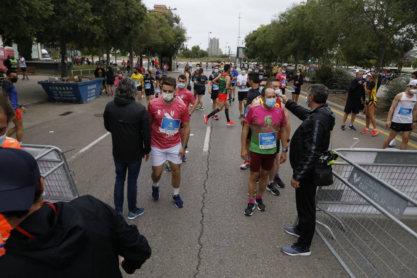 El atletismo popular retoma el pulso en Valencia con la segunda carrera celebrada en la ciudad. Los corredores se han lanzado a la calle con ganas e ilusión después de más de un año sin poder participar en este tipo de competiciones. 