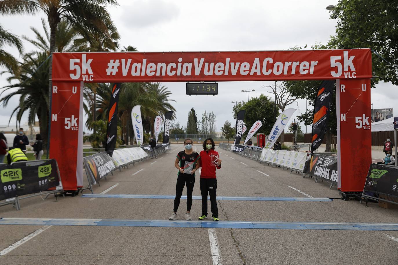 El atletismo popular retoma el pulso en Valencia con la segunda carrera celebrada en la ciudad. Los corredores se han lanzado a la calle con ganas e ilusión después de más de un año sin poder participar en este tipo de competiciones. 