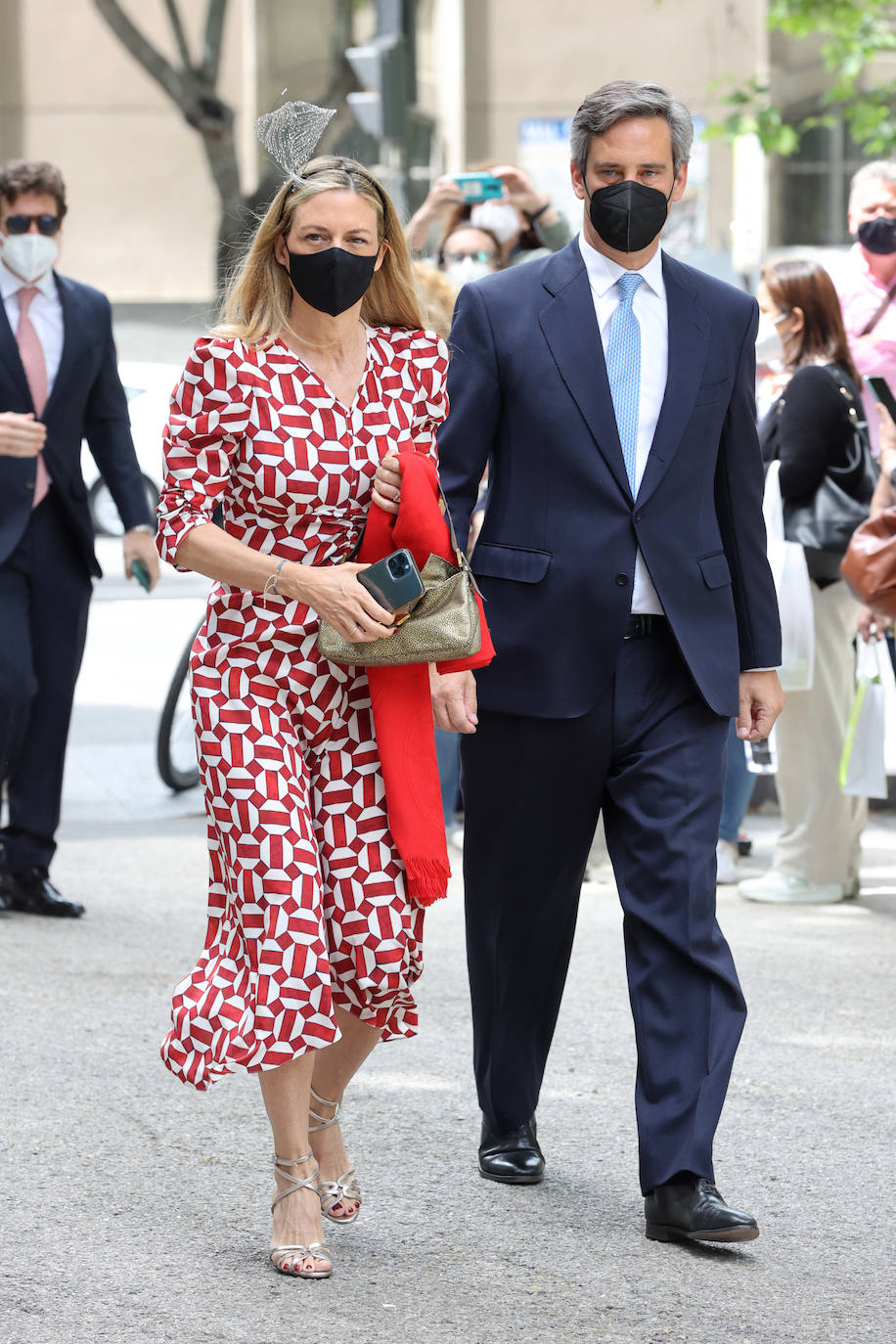 Por fin llegó el día. Carlos Fitz-James Stuart, conde de Osorno e hijo de del actual duque de Alba y de Matilde Solís, y Belén Corsini contraían matrimonio este sábado en el Palacio de Liria de Madrid. Lo hacían en una ceremonia al aire libre, en los jardines del recinto con sus familiares y amigos más allegados, sin superar los dos centenares de invitados. No faltaron familiares y amigos como Jacobo Fitz-James, primo del novio, y su mujer, Asela Pérez Becerril, con sus hijos que también se casaron en el mismo escenario hace diez años, Enrique Solís, hijo de Carmen Tello, Brianda Fitz-James, prima del novio con el que guarda una excelente relación, siempre fiel a su estilo, Jacobo Siruela y su mujer, Inka Martí, Luis Martínez de Irujo y Adrina Marín, un suma y sigue de glamour al que no faltó Barbara Mirjan, la joven novia del Cayetano Martínez de Irujo que no pudo acudir a la boda de su sobrino por problemas de salud. 