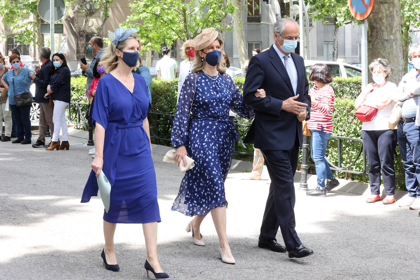 Por fin llegó el día. Carlos Fitz-James Stuart, conde de Osorno e hijo de del actual duque de Alba y de Matilde Solís, y Belén Corsini contraían matrimonio este sábado en el Palacio de Liria de Madrid. Lo hacían en una ceremonia al aire libre, en los jardines del recinto con sus familiares y amigos más allegados, sin superar los dos centenares de invitados. No faltaron familiares y amigos como Jacobo Fitz-James, primo del novio, y su mujer, Asela Pérez Becerril, con sus hijos que también se casaron en el mismo escenario hace diez años, Enrique Solís, hijo de Carmen Tello, Brianda Fitz-James, prima del novio con el que guarda una excelente relación, siempre fiel a su estilo, Jacobo Siruela y su mujer, Inka Martí, Luis Martínez de Irujo y Adrina Marín, un suma y sigue de glamour al que no faltó Barbara Mirjan, la joven novia del Cayetano Martínez de Irujo que no pudo acudir a la boda de su sobrino por problemas de salud. 