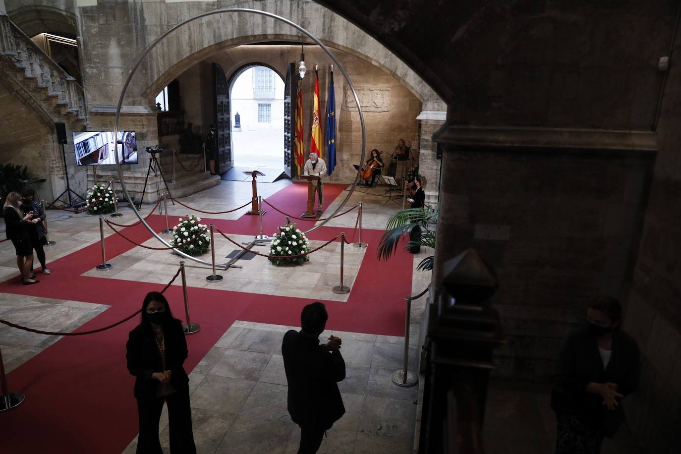 Los restos mortales del premio Cervantes han llegado este domingo al Palau de la Generalitat, donde ha recibido un tributo y se ha instala la capilla ardiente. 