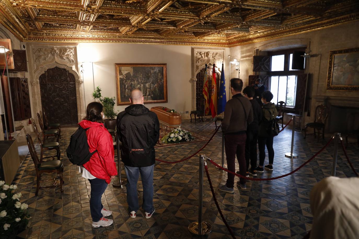 Los restos mortales del premio Cervantes han llegado este domingo al Palau de la Generalitat, donde ha recibido un tributo y se ha instala la capilla ardiente. 