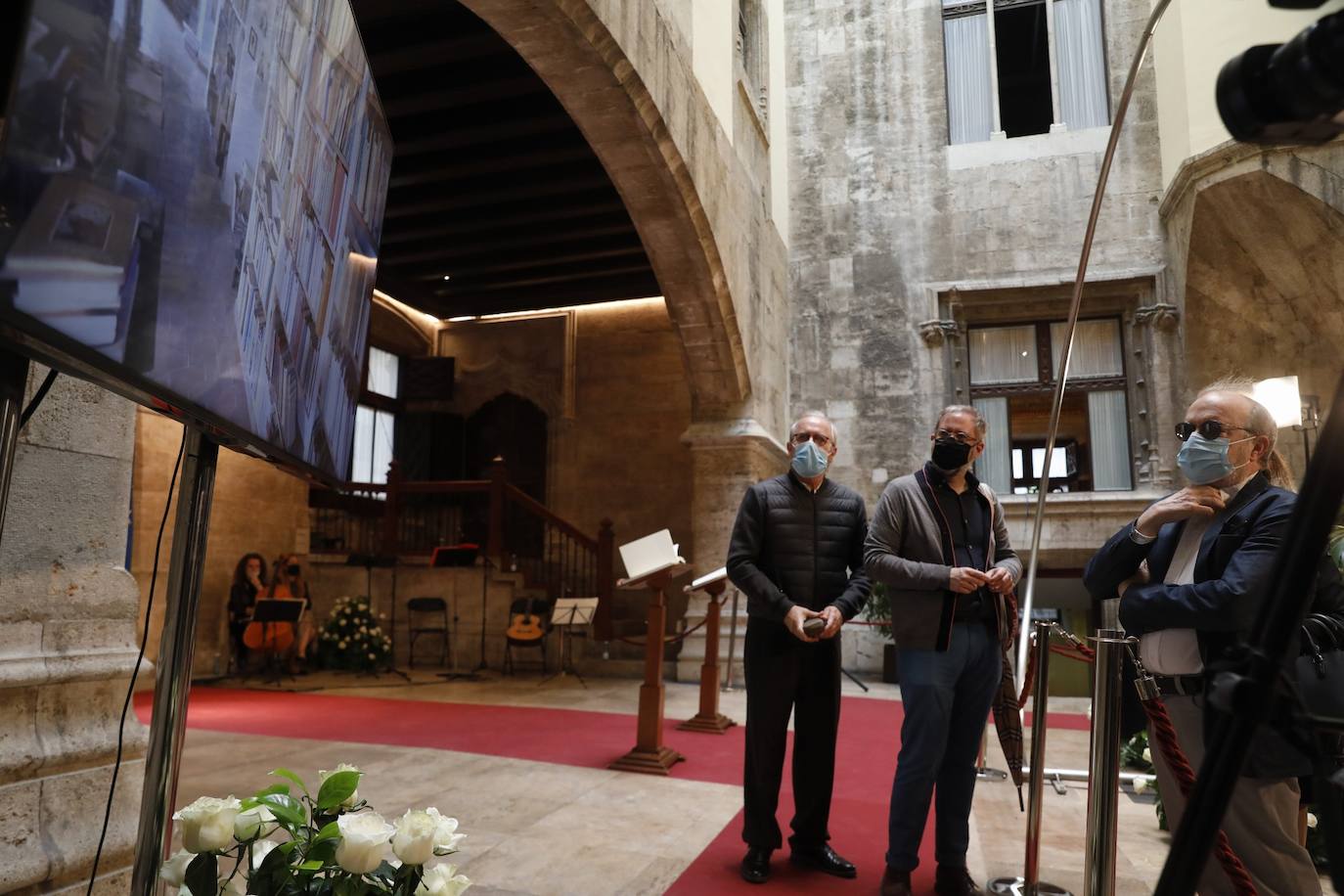 Los restos mortales del premio Cervantes han llegado este domingo al Palau de la Generalitat, donde ha recibido un tributo y se ha instala la capilla ardiente. 