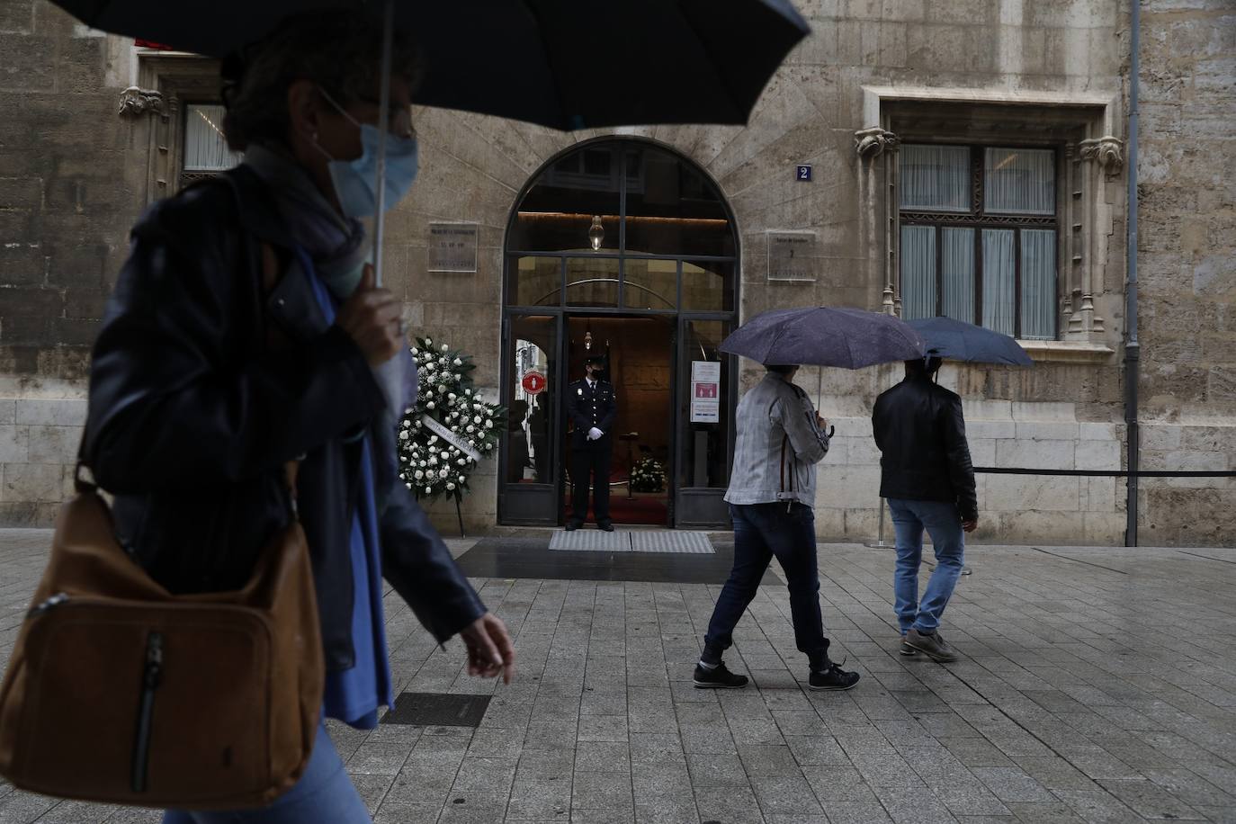 Los restos mortales del premio Cervantes han llegado este domingo al Palau de la Generalitat, donde ha recibido un tributo y se ha instala la capilla ardiente. 