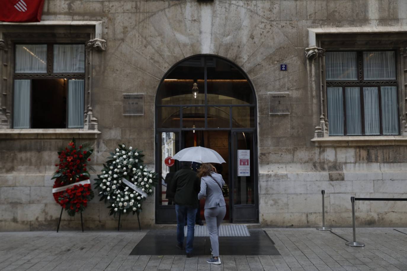 Los restos mortales del premio Cervantes han llegado este domingo al Palau de la Generalitat, donde ha recibido un tributo y se ha instala la capilla ardiente. 