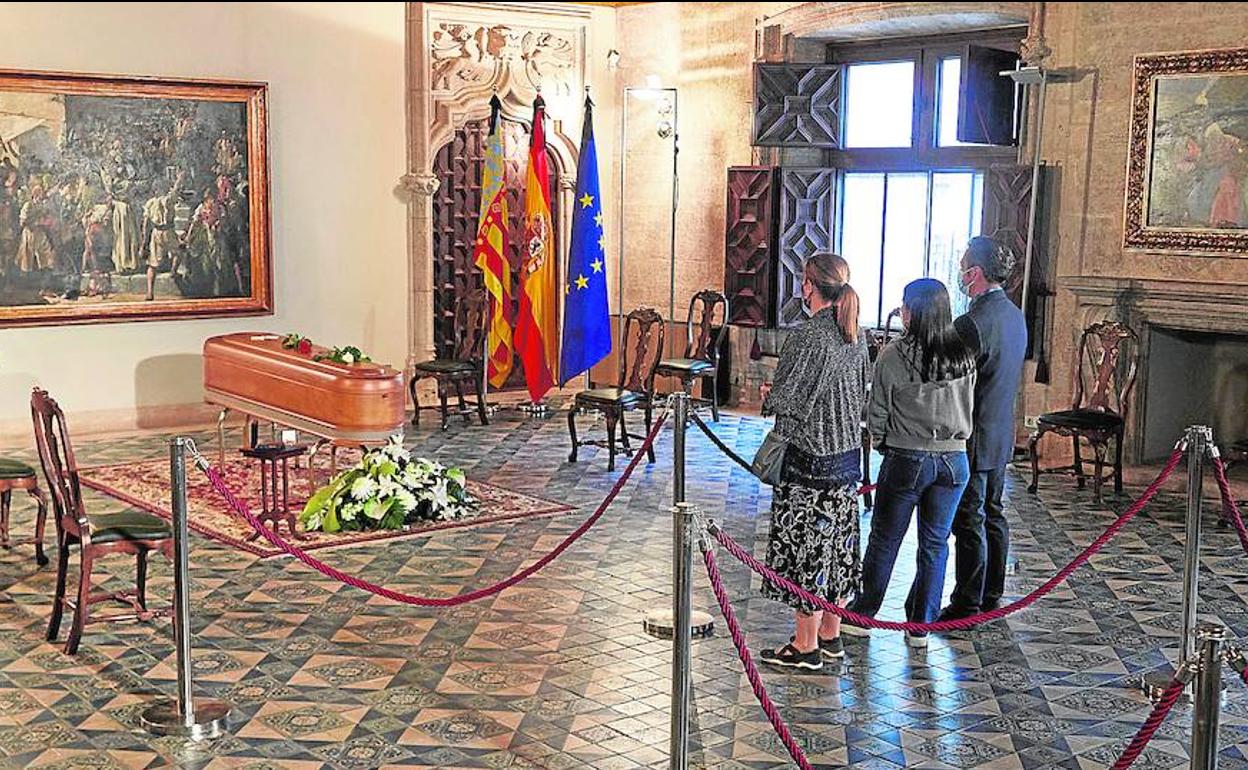 Numerosos amigos y familiares desfilaron por el Salón Dorado para despedir al primer Cervantes .