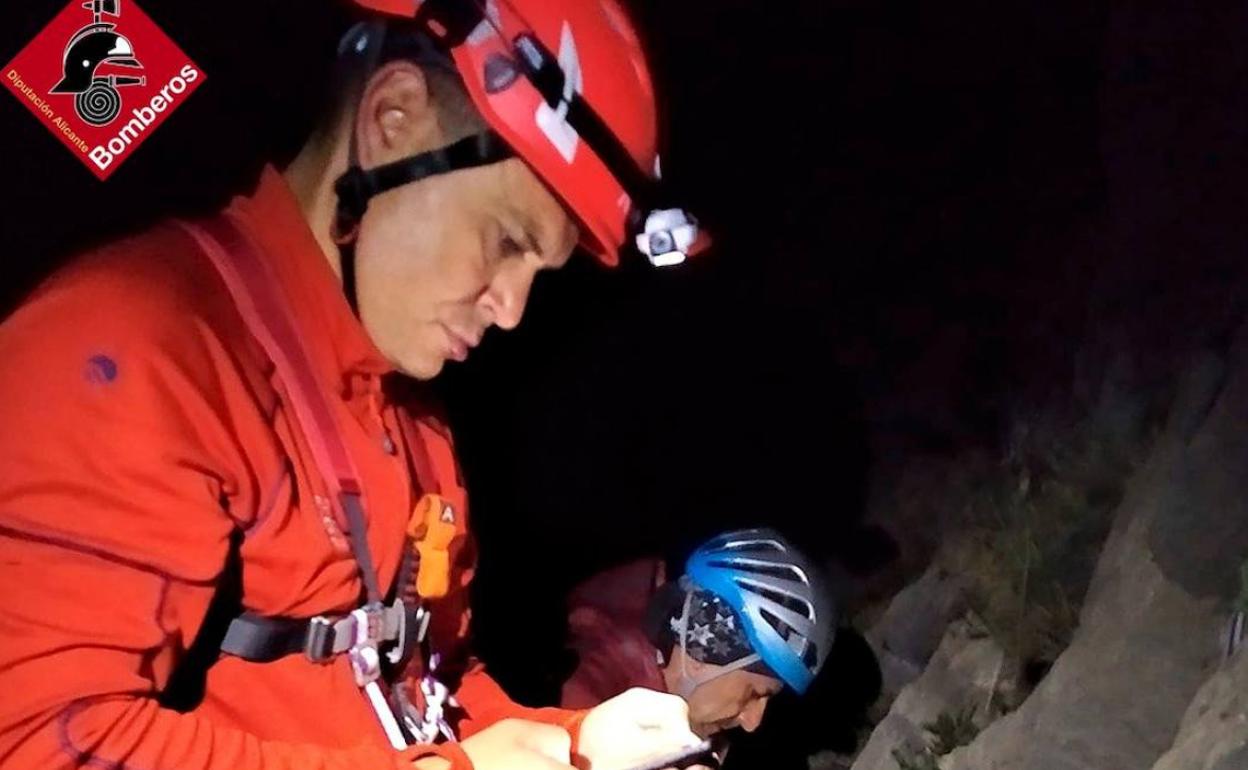 Imagen de dos de los bomberos que participaron en el rescate. 