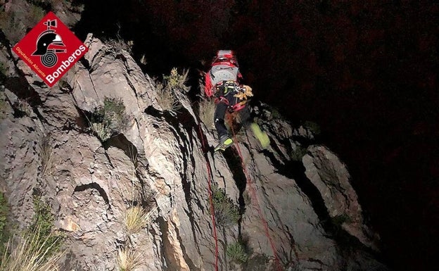 Imagen de la escalada de los bomberos para llegar a las víctimas. 