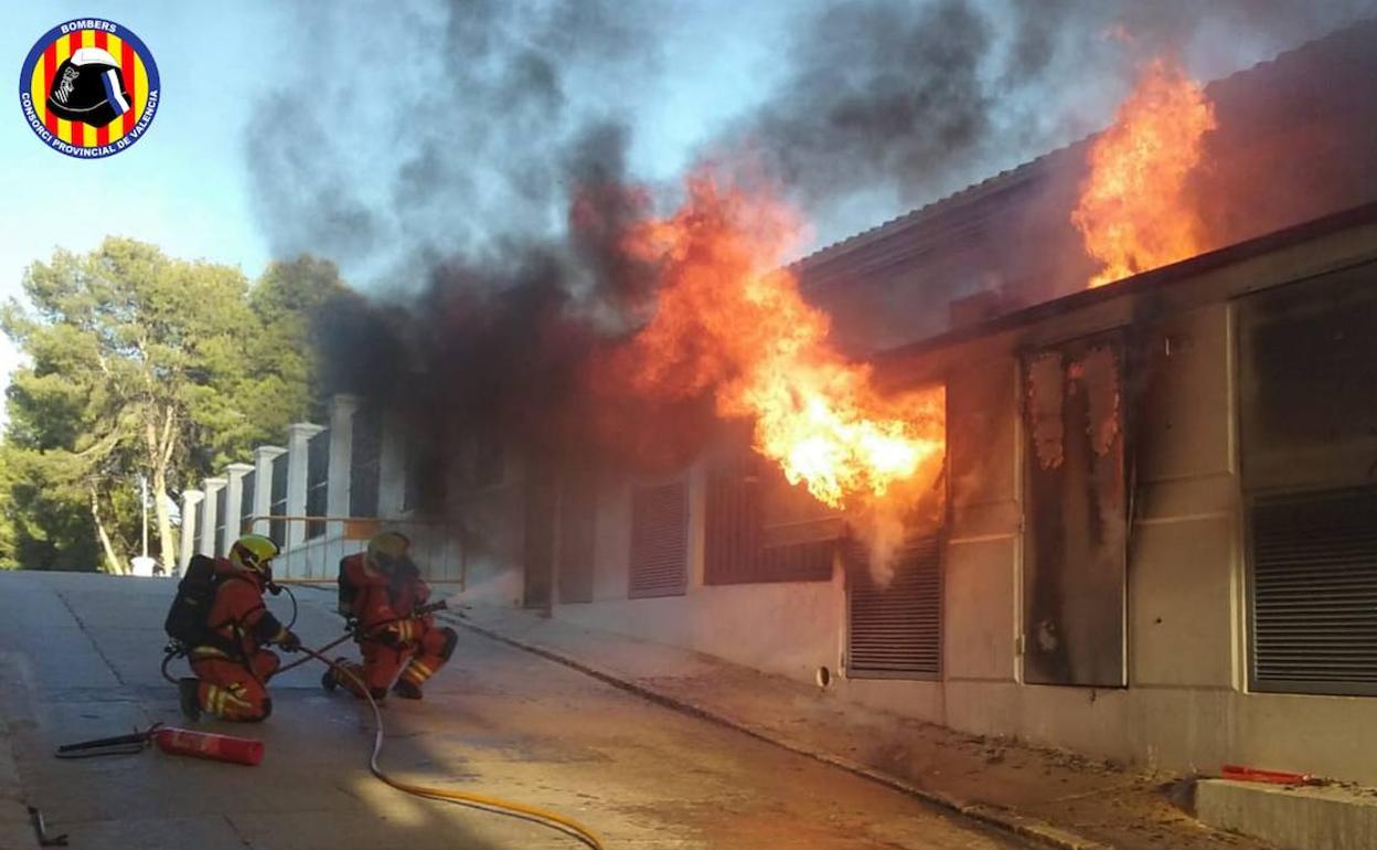 Los bomberos se disponen a apagar el fuego. 