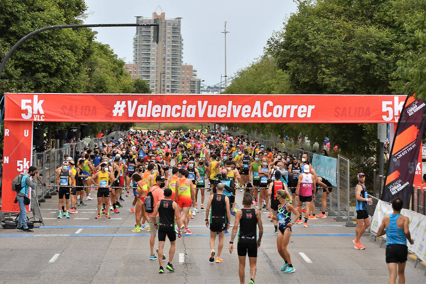 Bajo el lema 'Valencia vuelve a correr', los participantes de la 5K han salido a recorrer la ciudad de Valencia al ritmo de sus zancadas. La ciudad ha acogido la segunda carrera popular tras más de un año de parón por el coronavirus y los corredores se han lanzado a las calles con ganas e ilusión.