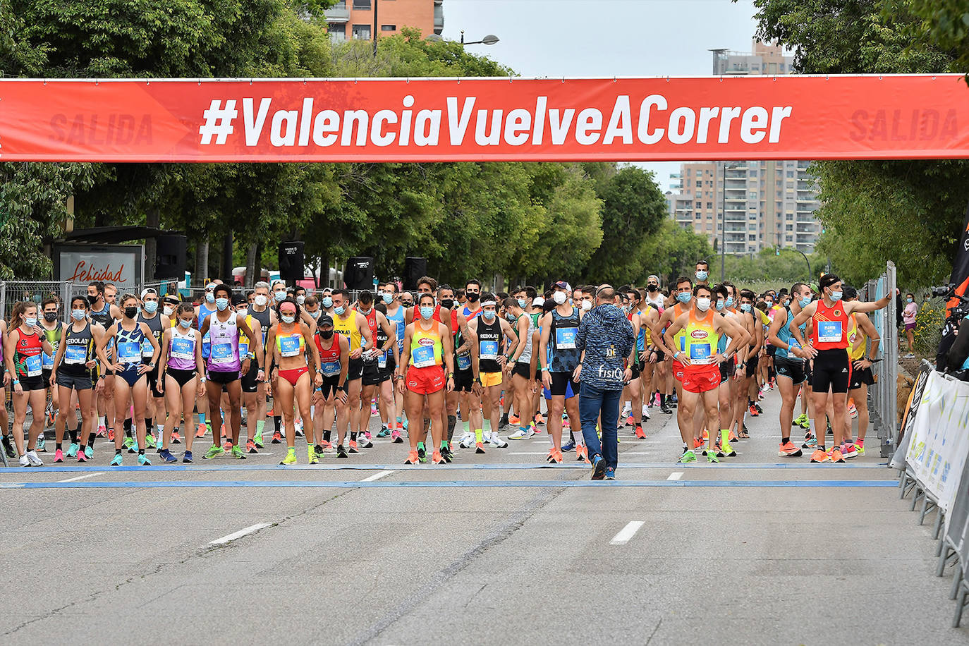 Bajo el lema 'Valencia vuelve a correr', los participantes de la 5K han salido a recorrer la ciudad de Valencia al ritmo de sus zancadas. La ciudad ha acogido la segunda carrera popular tras más de un año de parón por el coronavirus y los corredores se han lanzado a las calles con ganas e ilusión.