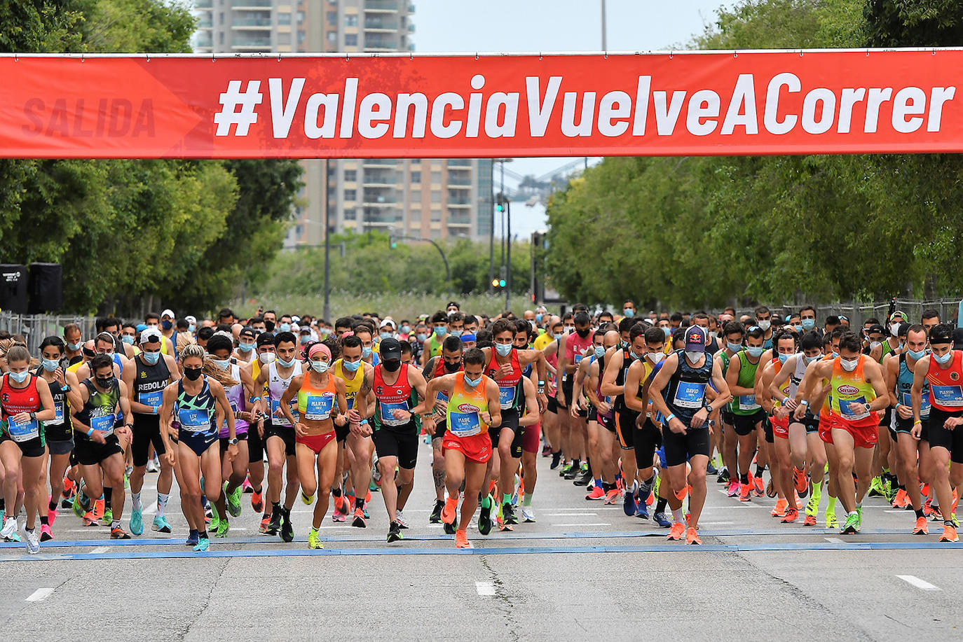 Bajo el lema 'Valencia vuelve a correr', los participantes de la 5K han salido a recorrer la ciudad de Valencia al ritmo de sus zancadas. La ciudad ha acogido la segunda carrera popular tras más de un año de parón por el coronavirus y los corredores se han lanzado a las calles con ganas e ilusión.