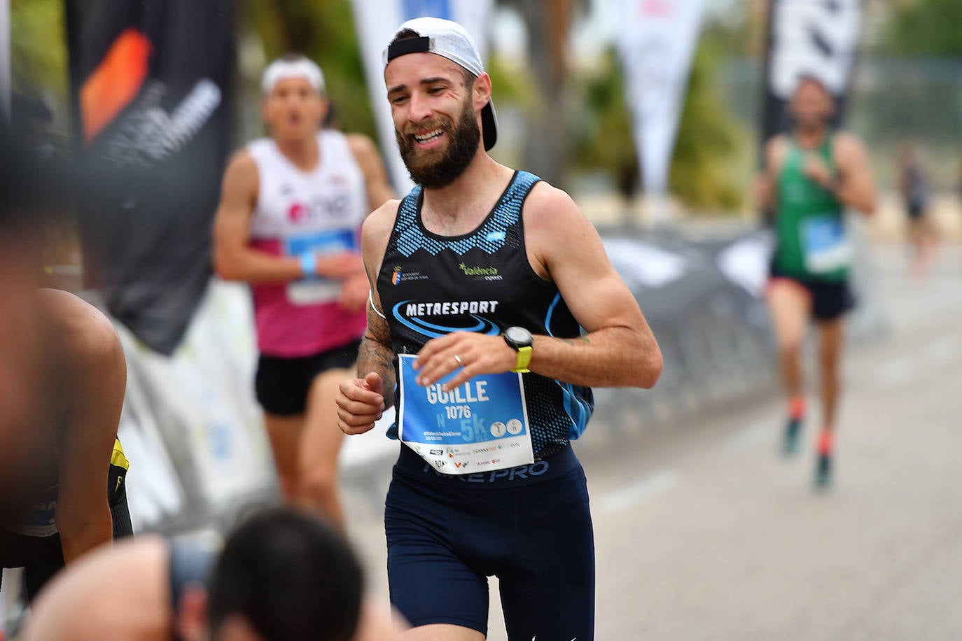 Bajo el lema 'Valencia vuelve a correr', los participantes de la 5K han salido a recorrer la ciudad de Valencia al ritmo de sus zancadas. La ciudad ha acogido la segunda carrera popular tras más de un año de parón por el coronavirus y los corredores se han lanzado a las calles con ganas e ilusión.