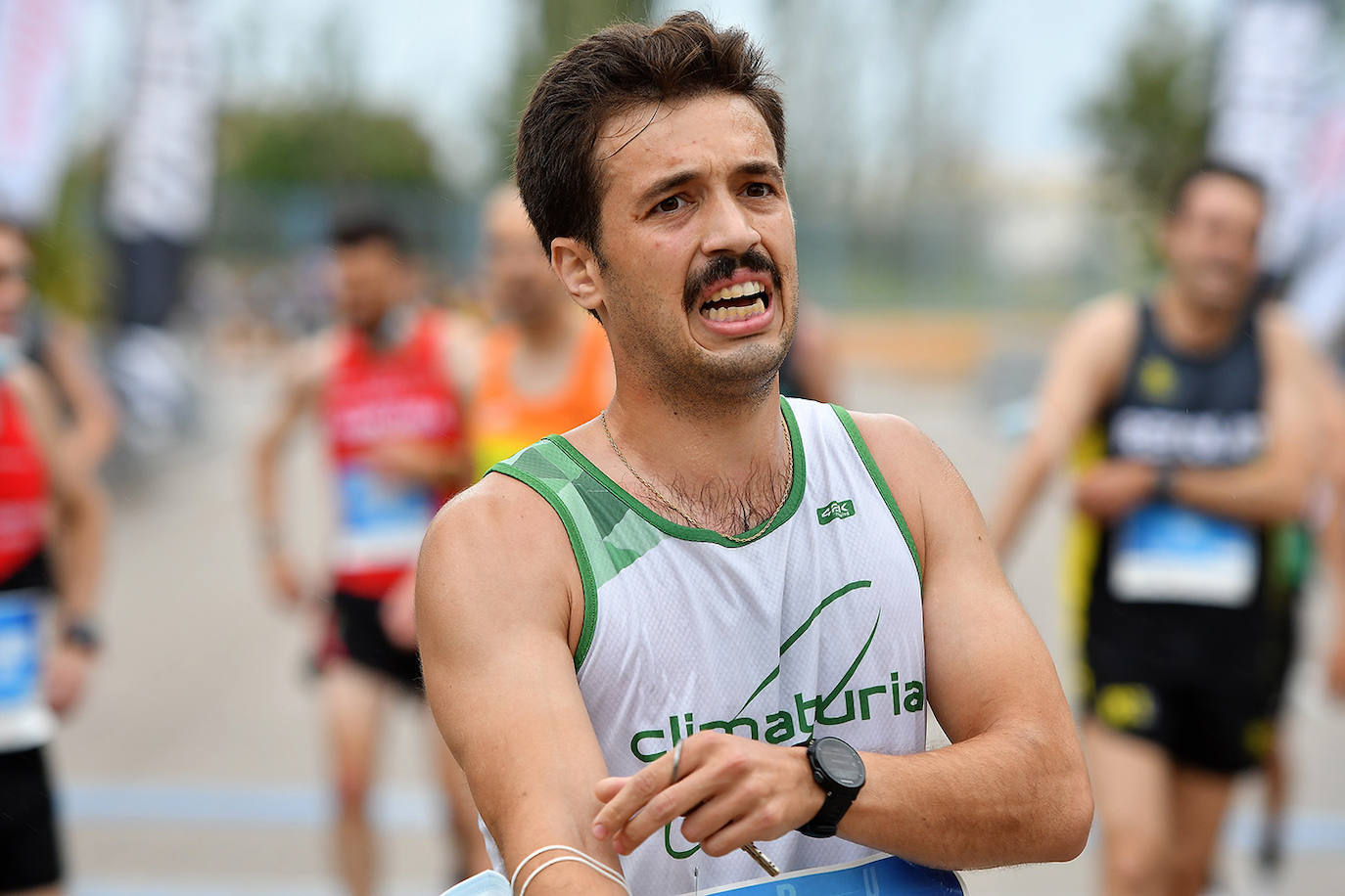 Bajo el lema 'Valencia vuelve a correr', los participantes de la 5K han salido a recorrer la ciudad de Valencia al ritmo de sus zancadas. La ciudad ha acogido la segunda carrera popular tras más de un año de parón por el coronavirus y los corredores se han lanzado a las calles con ganas e ilusión.