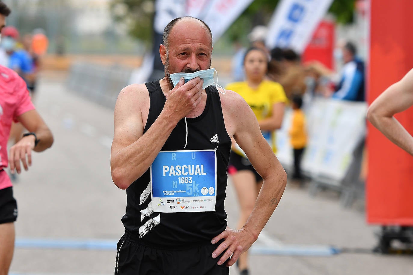 Bajo el lema 'Valencia vuelve a correr', los participantes de la 5K han salido a recorrer la ciudad de Valencia al ritmo de sus zancadas. La ciudad ha acogido la segunda carrera popular tras más de un año de parón por el coronavirus y los corredores se han lanzado a las calles con ganas e ilusión.