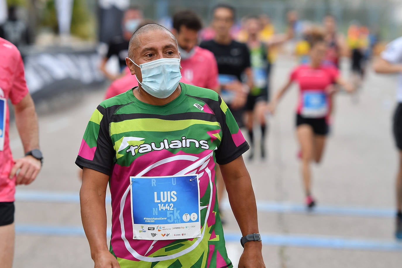 Bajo el lema 'Valencia vuelve a correr', los participantes de la 5K han salido a recorrer la ciudad de Valencia al ritmo de sus zancadas. La ciudad ha acogido la segunda carrera popular tras más de un año de parón por el coronavirus y los corredores se han lanzado a las calles con ganas e ilusión.