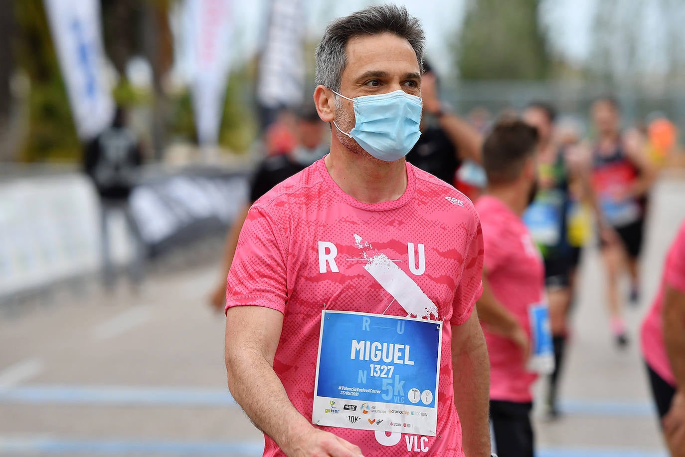 Bajo el lema 'Valencia vuelve a correr', los participantes de la 5K han salido a recorrer la ciudad de Valencia al ritmo de sus zancadas. La ciudad ha acogido la segunda carrera popular tras más de un año de parón por el coronavirus y los corredores se han lanzado a las calles con ganas e ilusión.