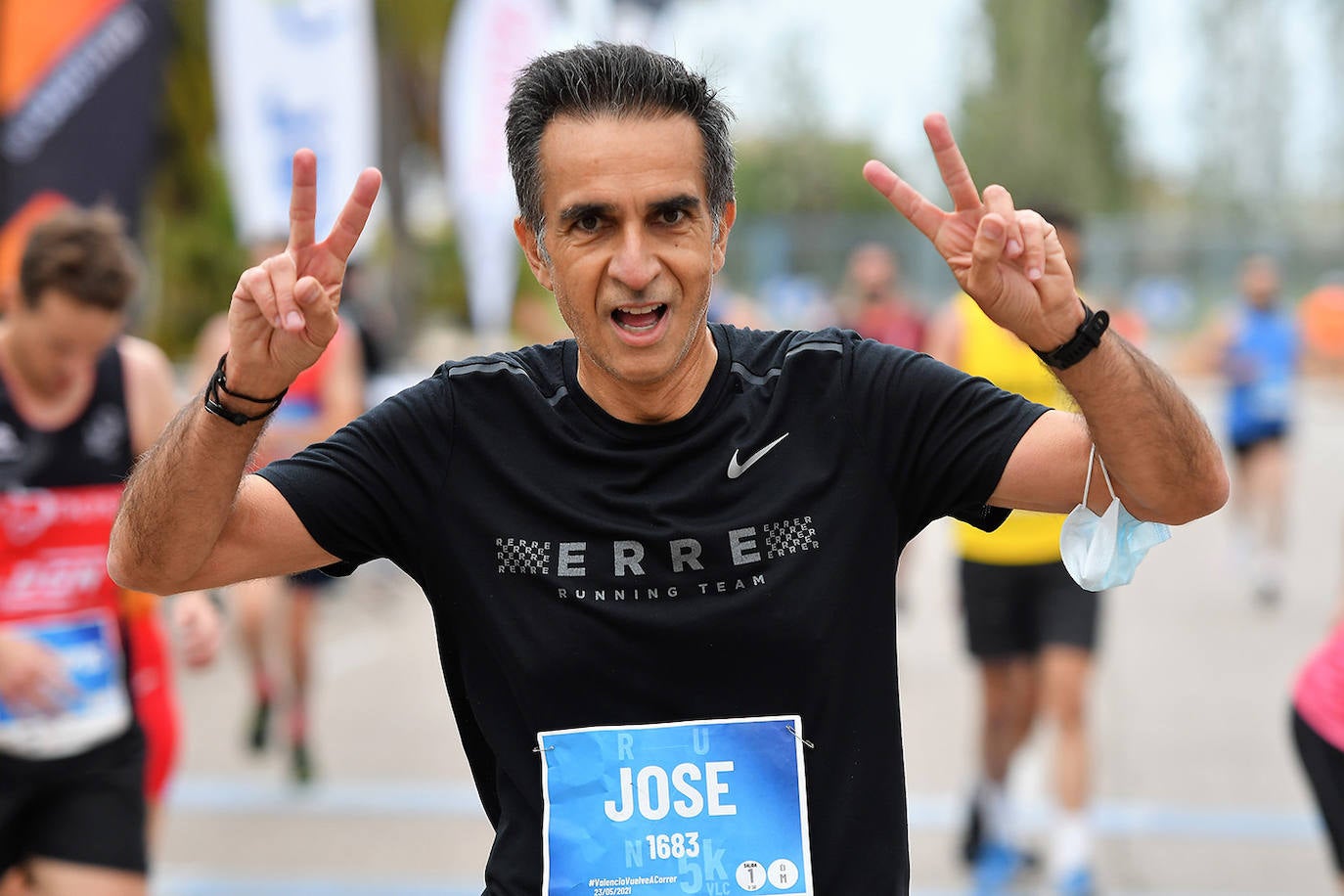 Bajo el lema 'Valencia vuelve a correr', los participantes de la 5K han salido a recorrer la ciudad de Valencia al ritmo de sus zancadas. La ciudad ha acogido la segunda carrera popular tras más de un año de parón por el coronavirus y los corredores se han lanzado a las calles con ganas e ilusión.