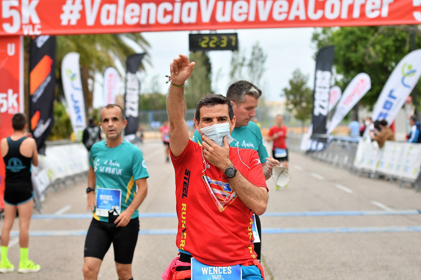 Bajo el lema 'Valencia vuelve a correr', los participantes de la 5K han salido a recorrer la ciudad de Valencia al ritmo de sus zancadas. La ciudad ha acogido la segunda carrera popular tras más de un año de parón por el coronavirus y los corredores se han lanzado a las calles con ganas e ilusión.