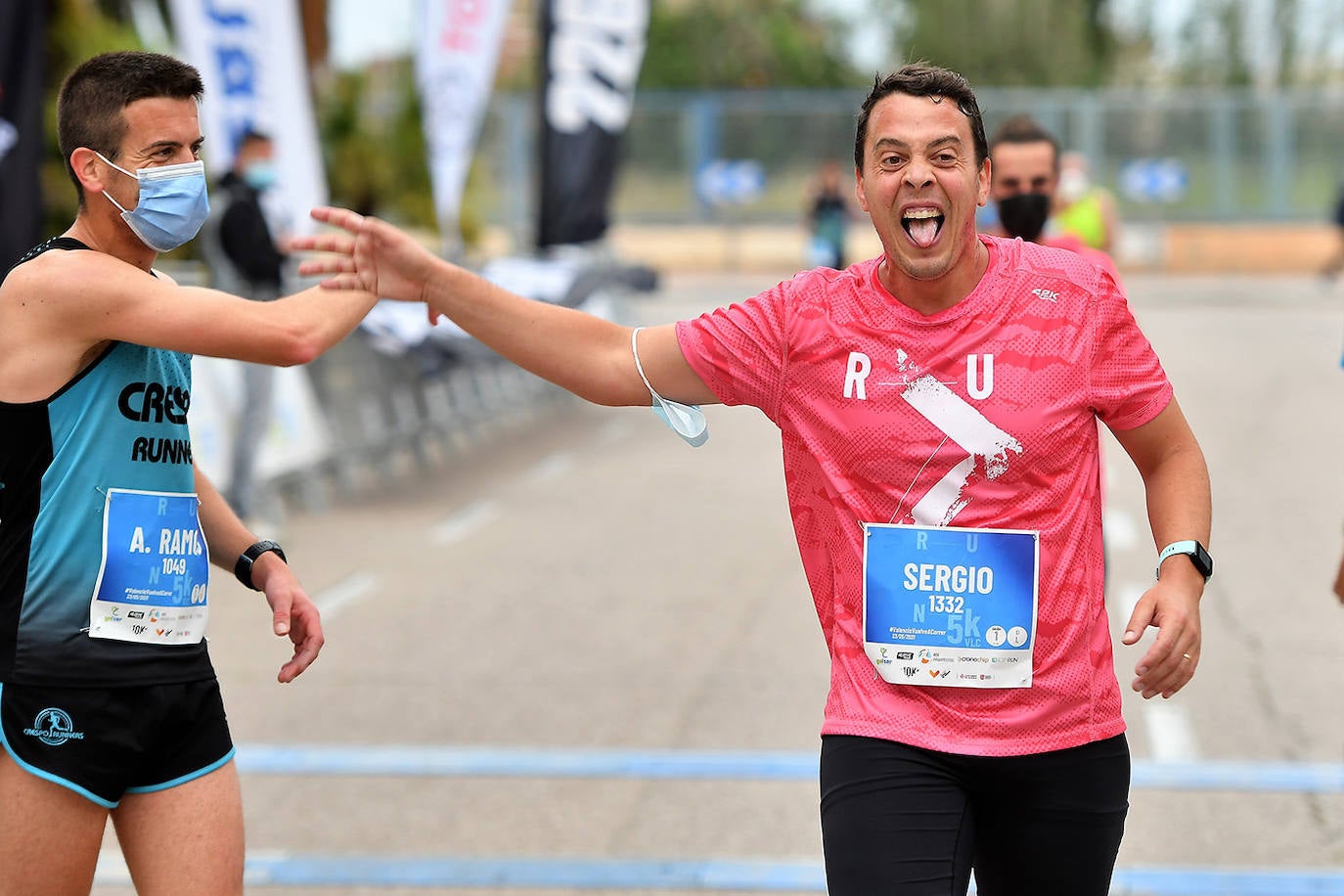 Bajo el lema 'Valencia vuelve a correr', los participantes de la 5K han salido a recorrer la ciudad de Valencia al ritmo de sus zancadas. La ciudad ha acogido la segunda carrera popular tras más de un año de parón por el coronavirus y los corredores se han lanzado a las calles con ganas e ilusión.