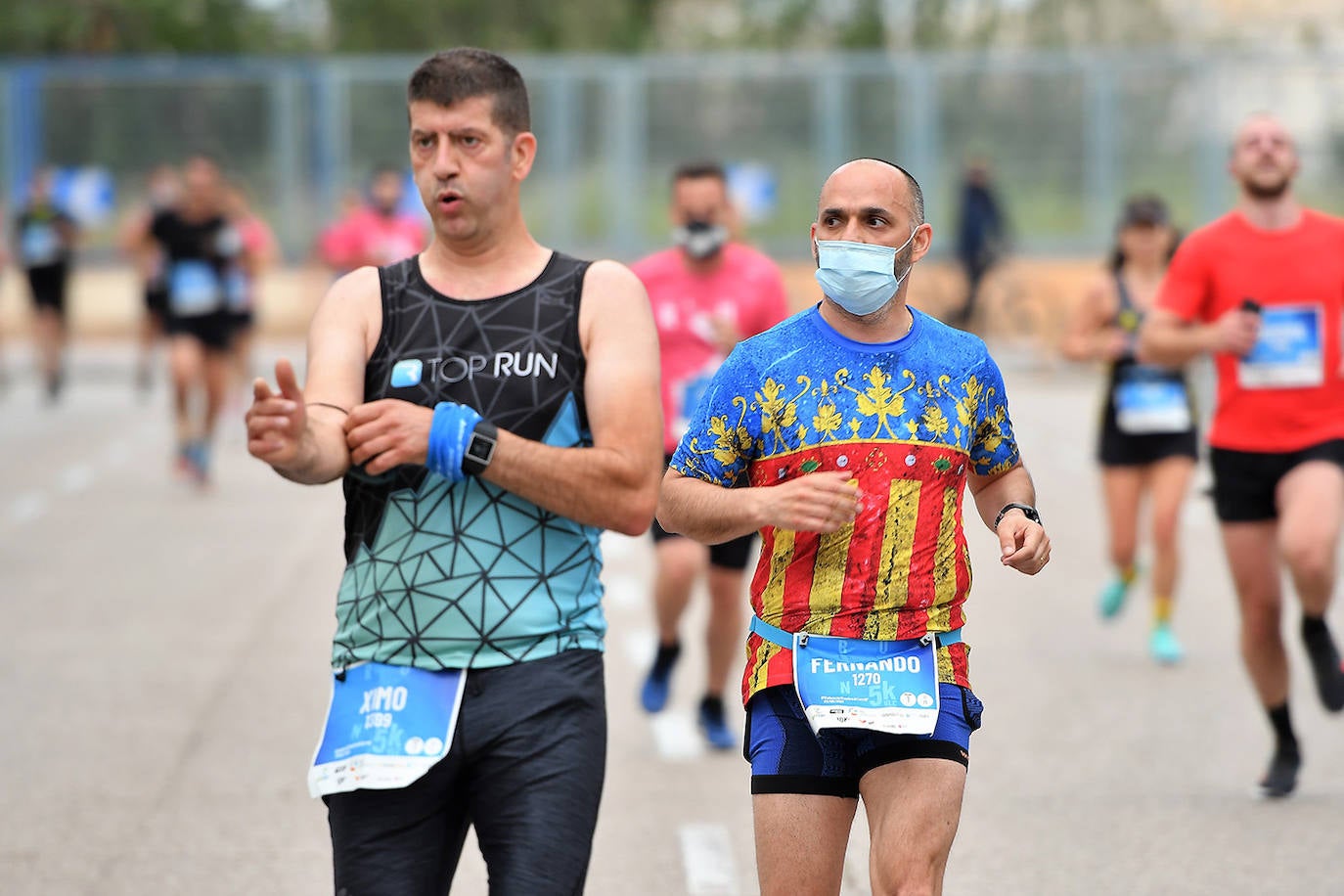 Bajo el lema 'Valencia vuelve a correr', los participantes de la 5K han salido a recorrer la ciudad de Valencia al ritmo de sus zancadas. La ciudad ha acogido la segunda carrera popular tras más de un año de parón por el coronavirus y los corredores se han lanzado a las calles con ganas e ilusión.