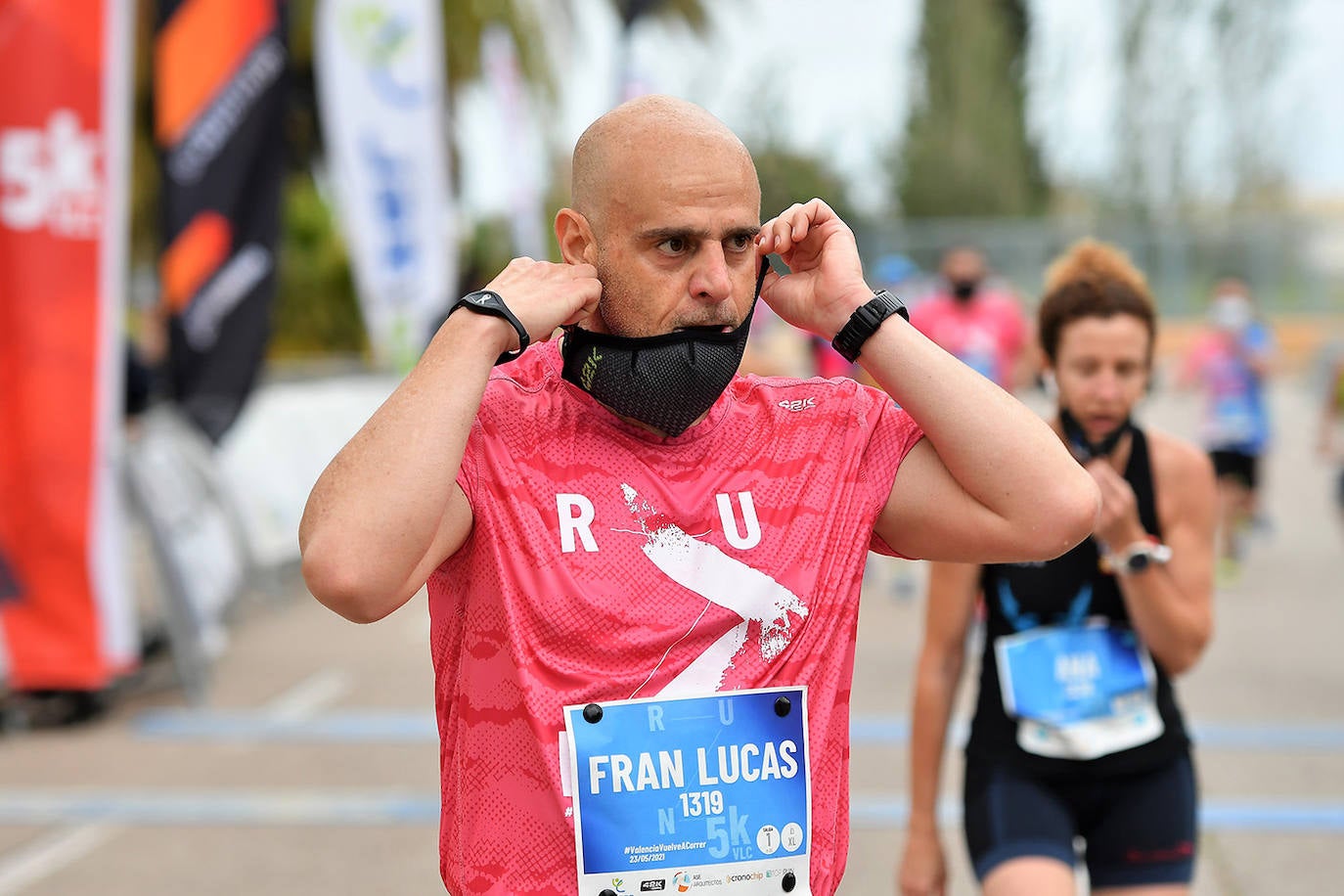 Bajo el lema 'Valencia vuelve a correr', los participantes de la 5K han salido a recorrer la ciudad de Valencia al ritmo de sus zancadas. La ciudad ha acogido la segunda carrera popular tras más de un año de parón por el coronavirus y los corredores se han lanzado a las calles con ganas e ilusión.