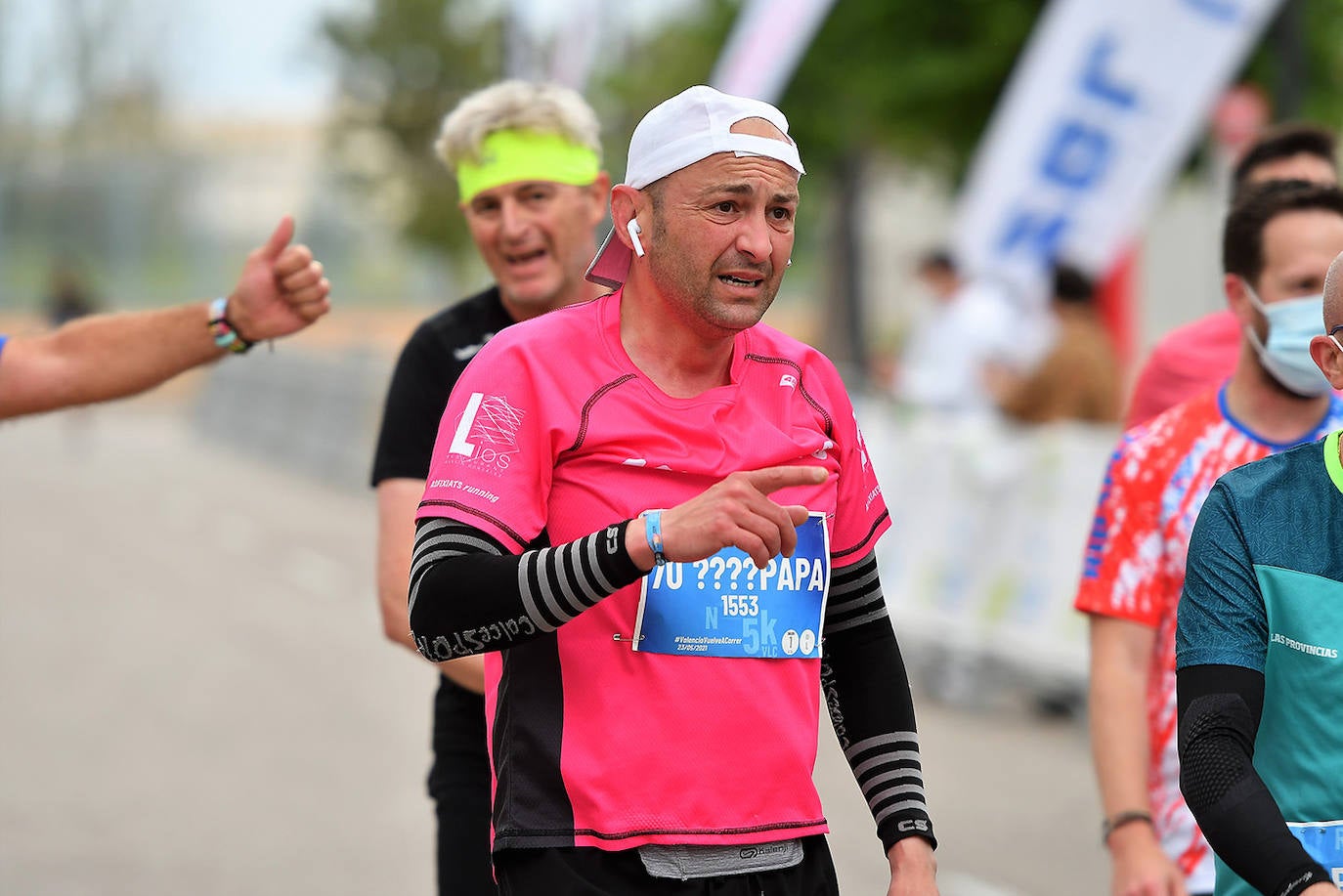 Bajo el lema 'Valencia vuelve a correr', los participantes de la 5K han salido a recorrer la ciudad de Valencia al ritmo de sus zancadas. La ciudad ha acogido la segunda carrera popular tras más de un año de parón por el coronavirus y los corredores se han lanzado a las calles con ganas e ilusión.