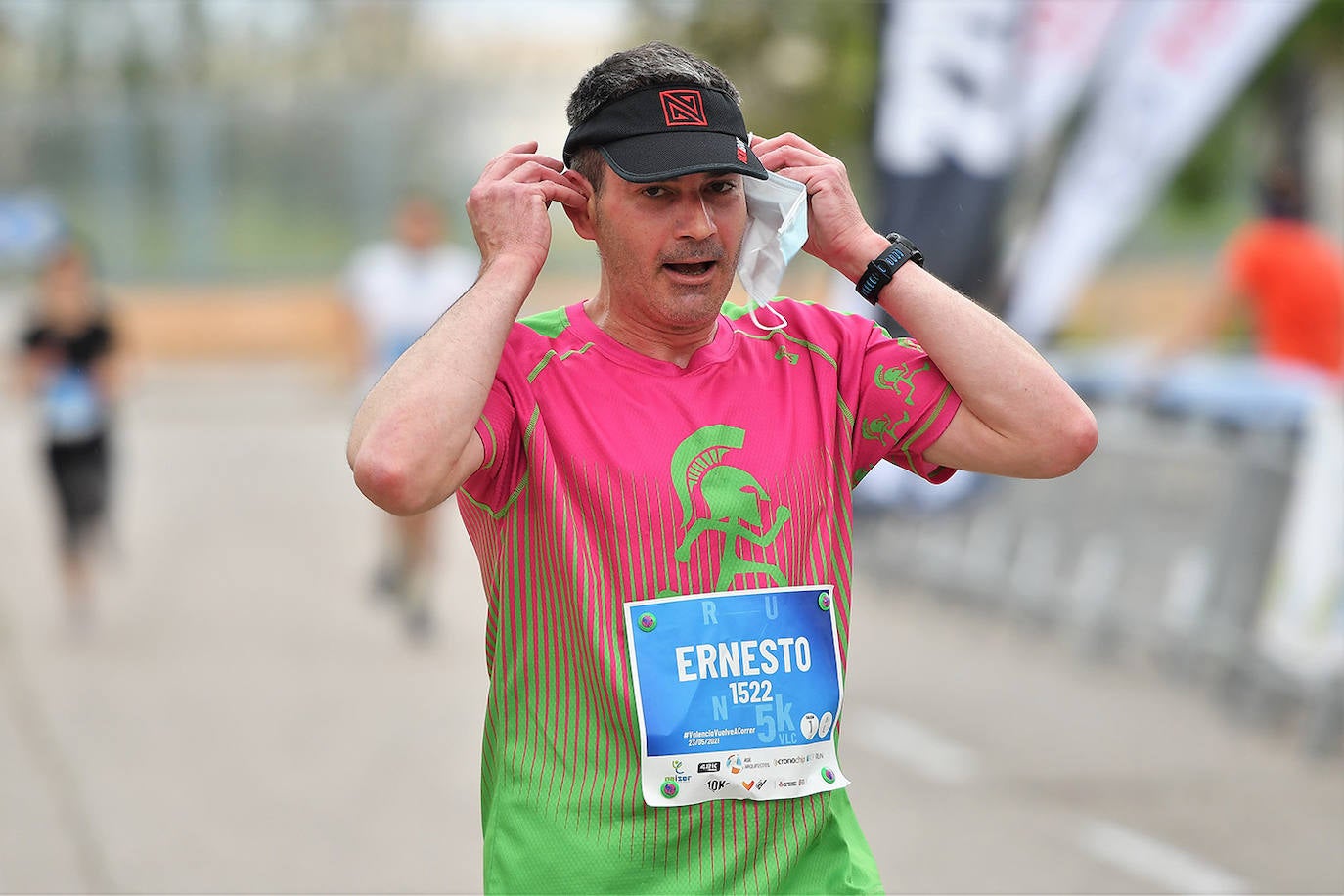 Bajo el lema 'Valencia vuelve a correr', los participantes de la 5K han salido a recorrer la ciudad de Valencia al ritmo de sus zancadas. La ciudad ha acogido la segunda carrera popular tras más de un año de parón por el coronavirus y los corredores se han lanzado a las calles con ganas e ilusión.