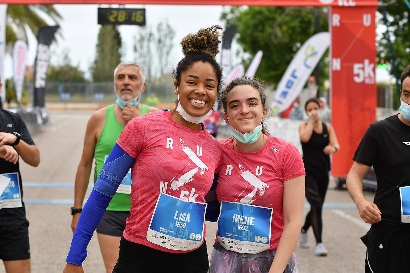 Bajo el lema 'Valencia vuelve a correr', los participantes de la 5K han salido a recorrer la ciudad de Valencia al ritmo de sus zancadas. La ciudad ha acogido la segunda carrera popular tras más de un año de parón por el coronavirus y los corredores se han lanzado a las calles con ganas e ilusión.