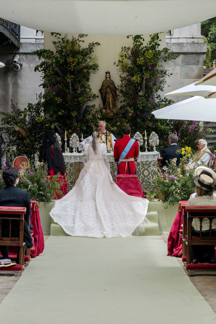 Carlos Fitz-James Stuart, conde de Osorno e hijo de del actual duque de Alba y de Matilde Solís, y Belén Corsini contraían matrimonio el pasado sábado en el Palacio de Liria de Madrid. El vestido, de la firma Navascués, ha sido el secreto mejor guardado por la novia y su entorno. No se desveló ninguna imagen hasta el domingo a última hora 