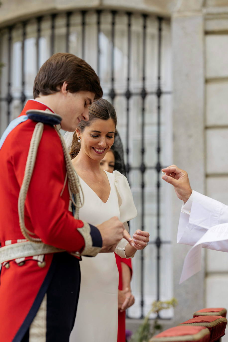 Carlos Fitz-James Stuart, conde de Osorno e hijo de del actual duque de Alba y de Matilde Solís, y Belén Corsini contraían matrimonio el pasado sábado en el Palacio de Liria de Madrid. El vestido, de la firma Navascués, ha sido el secreto mejor guardado por la novia y su entorno. No se desveló ninguna imagen hasta el domingo a última hora 