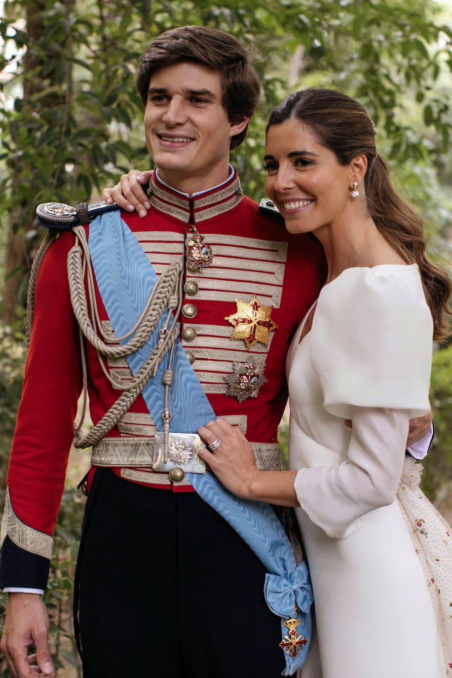 Carlos Fitz-James Stuart, conde de Osorno e hijo de del actual duque de Alba y de Matilde Solís, y Belén Corsini contraían matrimonio el pasado sábado en el Palacio de Liria de Madrid. El vestido, de la firma Navascués, ha sido el secreto mejor guardado por la novia y su entorno. No se desveló ninguna imagen hasta el domingo a última hora 