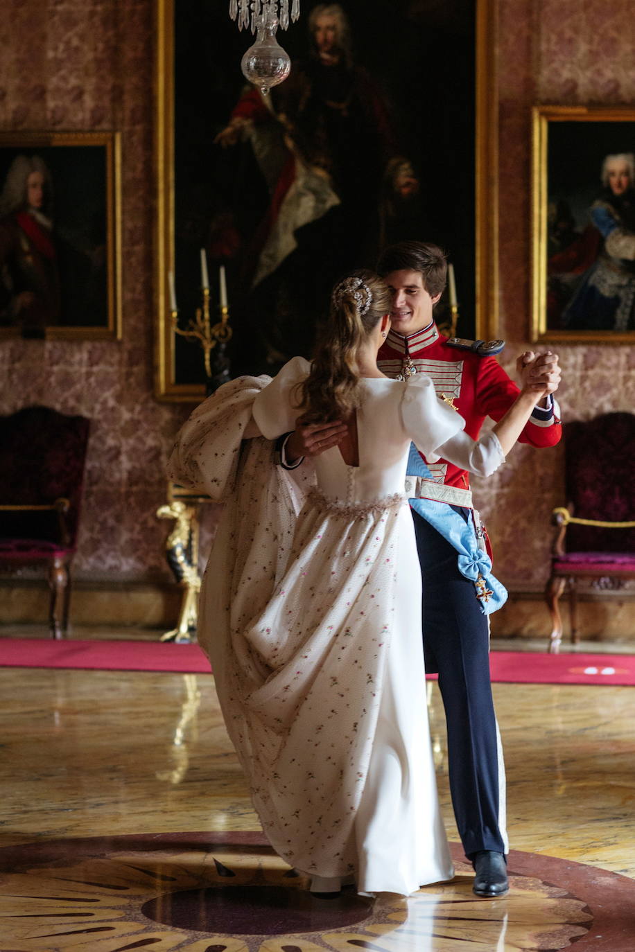 Carlos Fitz-James Stuart, conde de Osorno e hijo de del actual duque de Alba y de Matilde Solís, y Belén Corsini contraían matrimonio el pasado sábado en el Palacio de Liria de Madrid. El vestido, de la firma Navascués, ha sido el secreto mejor guardado por la novia y su entorno. No se desveló ninguna imagen hasta el domingo a última hora 