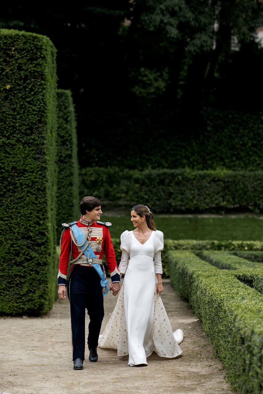 Carlos Fitz-James Stuart, conde de Osorno e hijo de del actual duque de Alba y de Matilde Solís, y Belén Corsini contraían matrimonio el pasado sábado en el Palacio de Liria de Madrid. El vestido, de la firma Navascués, ha sido el secreto mejor guardado por la novia y su entorno. No se desveló ninguna imagen hasta el domingo a última hora 