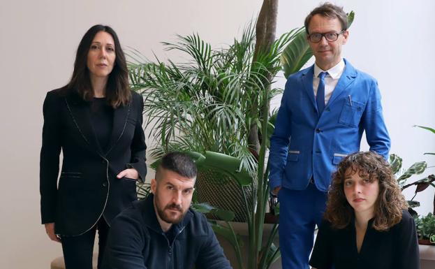 María Tinoco, directora del máster; Guillermo Ros, subdirector del máster; Julia Castelló, comisaria y Mathieu Mercier, artista. Docentes del Máster de creación de proyectos y profesionalización en arte (Foto: Alberto Feijóo)