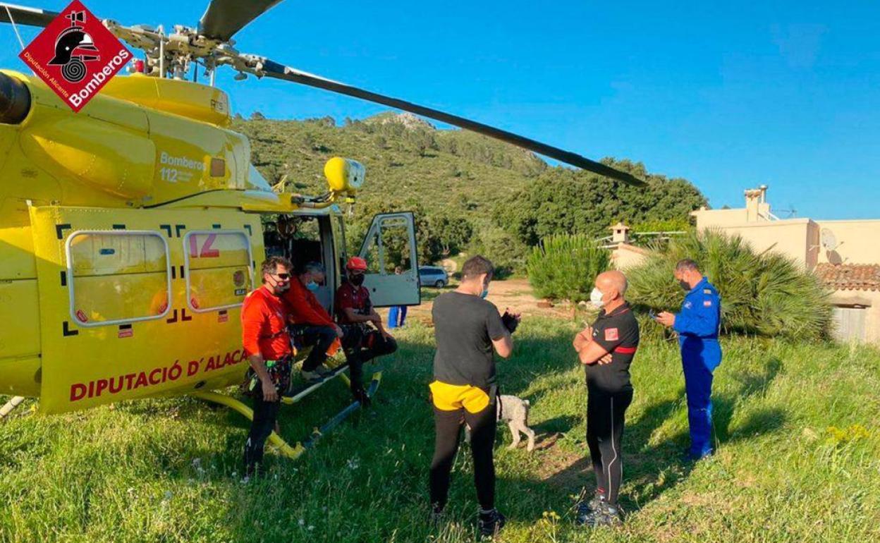 El escalador con el grupo de rescate y el helicóptero. 